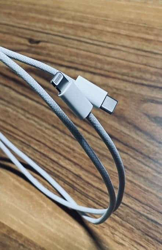 Rò rỉ hình ảnh mới nhất cáp sạc của iPhone 12 sắp ra mắt, với vỏ bọc cáp trông cực kì 'xịn sò' - 1 Rò rỉ hình ảnh mới nhất cáp sạc của iPhone 12 sắp ra mắt, với vỏ bọc cáp trông cực kì 'xịn sò' - 1