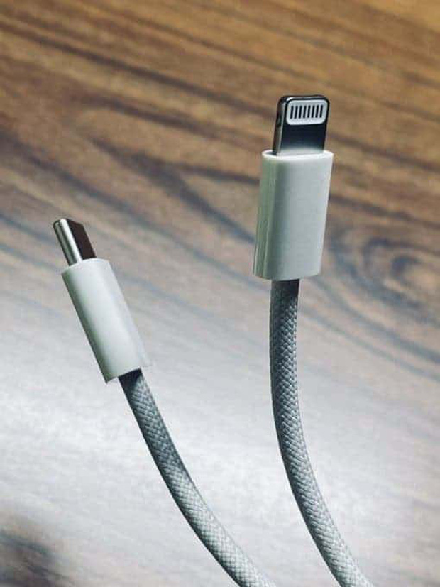 Rò rỉ hình ảnh mới nhất cáp sạc của iPhone 12 sắp ra mắt, với vỏ bọc cáp trông cực kì 'xịn sò' Rò rỉ hình ảnh mới nhất cáp sạc của iPhone 12 sắp ra mắt, với vỏ bọc cáp trông cực kì 'xịn sò'