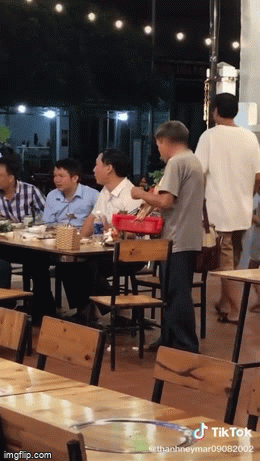 Cụ ông bán hàng rong đứng nép 1 góc bàn bốc đồ ăn và câu chuyện phía sau được đầu bếp tiết lộ gây xúc động mạnh Cụ ông bán hàng rong đứng nép 1 góc bàn bốc đồ ăn và câu chuyện phía sau được đầu bếp tiết lộ gây xúc động mạnh