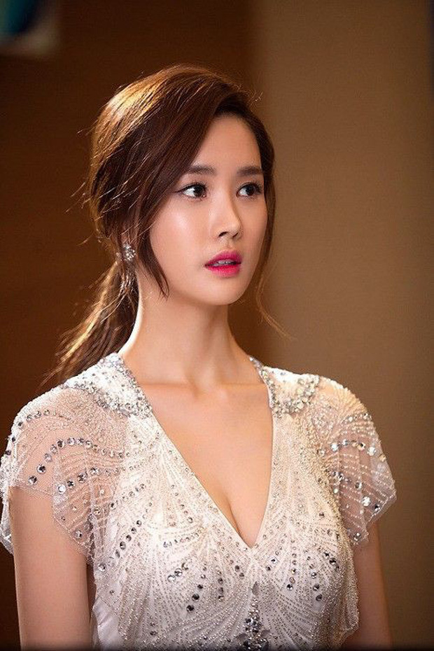 Mỹ nhân 'dao kéo' thị phi nhất Kbiz Lee Da Hae: Hiện tượng 1 thời sụp đổ vì nghi án bán dâm, tình yêu bất ngờ với ca sĩ 'mát xa đèn mờ' - 4 Mỹ nhân 'dao kéo' thị phi nhất Kbiz Lee Da Hae: Hiện tượng 1 thời sụp đổ vì nghi án bán dâm, tình yêu bất ngờ với ca sĩ 'mát xa đèn mờ' - 4