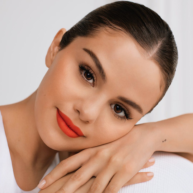 Selena Gomez tự tin tạo dáng trong bộ bikini khoe vết sẹo dài hậu phẫu thuật ghép thận - 2 Selena Gomez tự tin tạo dáng trong bộ bikini khoe vết sẹo dài hậu phẫu thuật ghép thận - 2