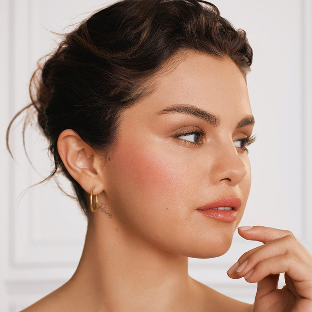 Selena Gomez tự tin tạo dáng trong bộ bikini khoe vết sẹo dài hậu phẫu thuật ghép thận - 3 Selena Gomez tự tin tạo dáng trong bộ bikini khoe vết sẹo dài hậu phẫu thuật ghép thận - 3
