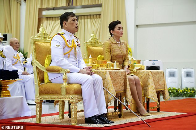 Hoàng hậu Thái Lan lần đầu xuất hiện sau khi Hoàng quý phi được phục vị, gây chú ý với vẻ ngoại hình trẻ trung và sự thân thiện - 1 Hoàng hậu Thái Lan lần đầu xuất hiện sau khi Hoàng quý phi được phục vị, gây chú ý với vẻ ngoại hình trẻ trung và sự thân thiện - 1