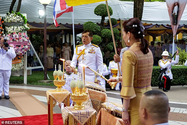 Hoàng hậu Thái Lan lần đầu xuất hiện sau khi Hoàng quý phi được phục vị, gây chú ý với vẻ ngoại hình trẻ trung và sự thân thiện Hoàng hậu Thái Lan lần đầu xuất hiện sau khi Hoàng quý phi được phục vị, gây chú ý với vẻ ngoại hình trẻ trung và sự thân thiện