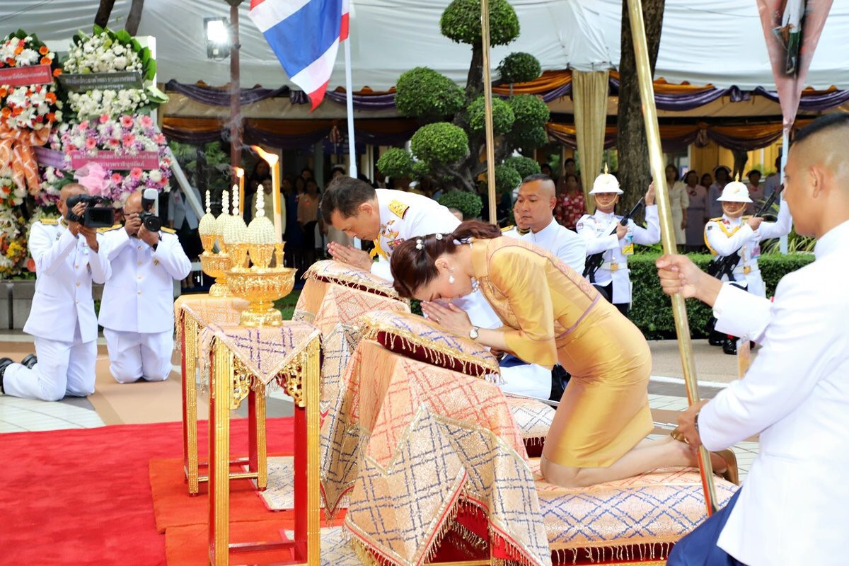 Hoàng hậu Thái Lan lần đầu xuất hiện sau khi Hoàng quý phi được phục vị, gây chú ý với vẻ ngoại hình trẻ trung và sự thân thiện - 2 Hoàng hậu Thái Lan lần đầu xuất hiện sau khi Hoàng quý phi được phục vị, gây chú ý với vẻ ngoại hình trẻ trung và sự thân thiện - 2
