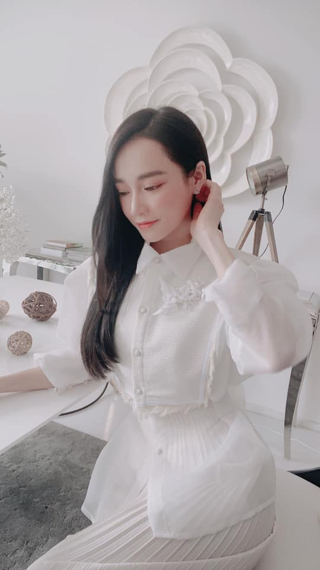 Nhã Phương quả là mẹ bỉm 'tắc kè hoa': Hôm trước sexy nay kín đáo vẫn nổi bần bật, nhan sắc ngày càng thăng hạng - 1 Nhã Phương quả là mẹ bỉm 'tắc kè hoa': Hôm trước sexy nay kín đáo vẫn nổi bần bật, nhan sắc ngày càng thăng hạng - 1