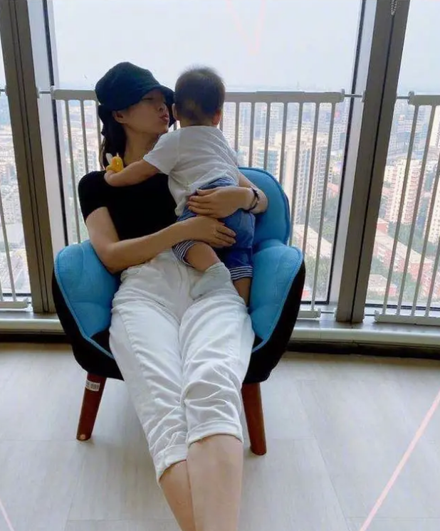 Chương Tử Di khoe con trai lần đầu gọi tiếng mẹ nhưng lộ nhan sắc thật ở tuổi 41 mới gây chú ý - 1 Chương Tử Di khoe con trai lần đầu gọi tiếng mẹ nhưng lộ nhan sắc thật ở tuổi 41 mới gây chú ý - 1