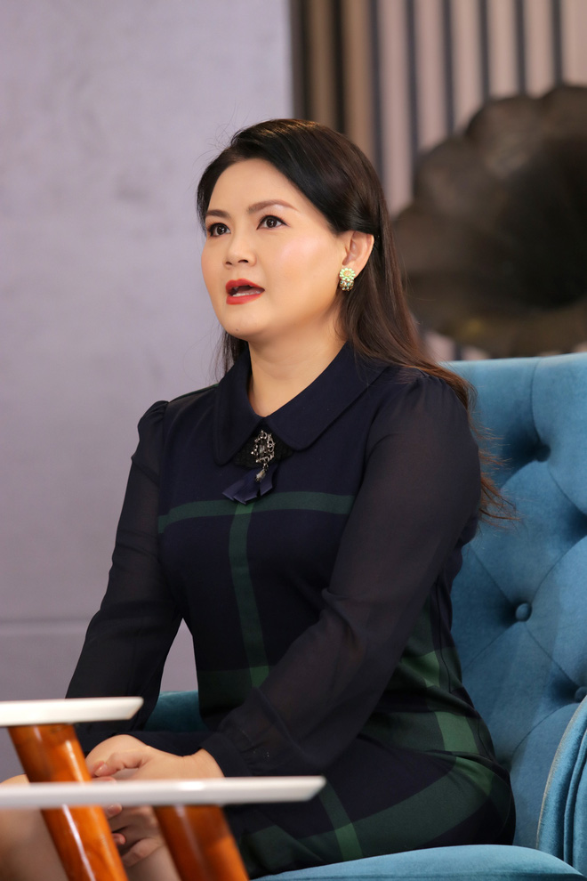 Vợ thứ 3 kém 11 tuổi hé lộ mối quan hệ với con riêng và các vợ cũ của Kim Tử Long Vợ thứ 3 kém 11 tuổi hé lộ mối quan hệ với con riêng và các vợ cũ của Kim Tử Long