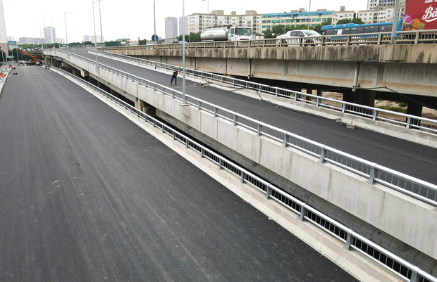 Cận cảnh tuyến đường vành đai 3 đi thấp qua hồ Linh Đàm đang trong quá trình hoàn thiện - 15 Cận cảnh tuyến đường vành đai 3 đi thấp qua hồ Linh Đàm đang trong quá trình hoàn thiện - 15