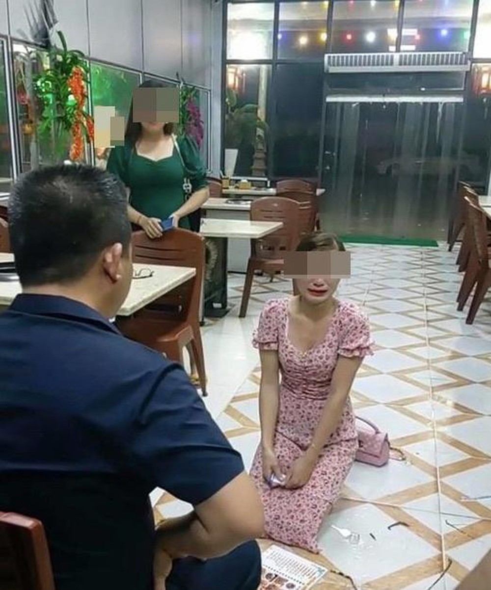 Vụ chủ quán bắt nữ khách hàng quỳ xin lỗi ở Bắc Ninh: Bị hại xin giảm hình phạt cho bị cáo Vụ chủ quán bắt nữ khách hàng quỳ xin lỗi ở Bắc Ninh: Bị hại xin giảm hình phạt cho bị cáo