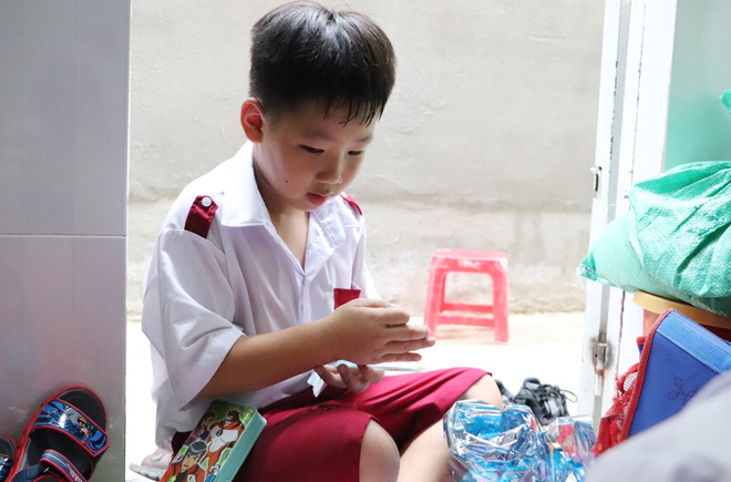 Vợ mất sau khi sinh, chồng chết lặng ôm 4 đứa con khờ dại: 'Mẹ con không về nữa đâu' - 15 Vợ mất sau khi sinh, chồng chết lặng ôm 4 đứa con khờ dại: 'Mẹ con không về nữa đâu' - 15