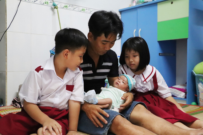 Vợ mất sau khi sinh, chồng chết lặng ôm 4 đứa con khờ dại: 'Mẹ con không về nữa đâu' - 4 Vợ mất sau khi sinh, chồng chết lặng ôm 4 đứa con khờ dại: 'Mẹ con không về nữa đâu' - 4