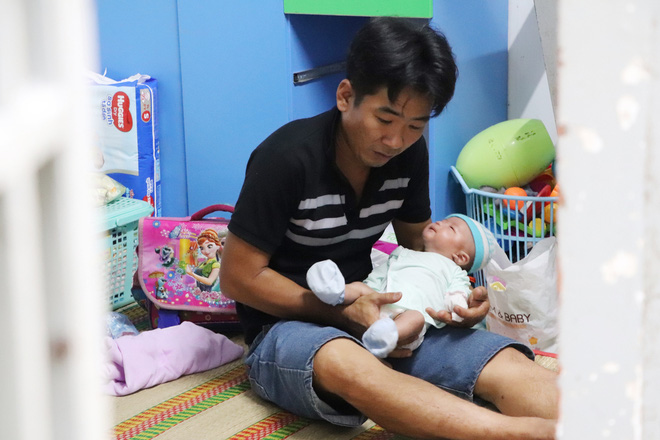 Vợ mất sau khi sinh, chồng chết lặng ôm 4 đứa con khờ dại: 'Mẹ con không về nữa đâu' - 7 Vợ mất sau khi sinh, chồng chết lặng ôm 4 đứa con khờ dại: 'Mẹ con không về nữa đâu' - 7