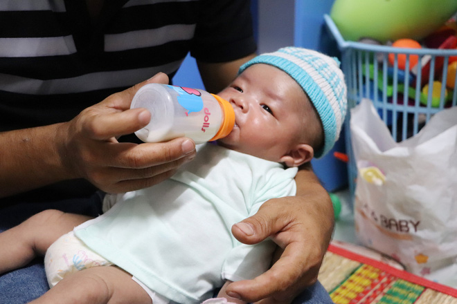 Vợ mất sau khi sinh, chồng chết lặng ôm 4 đứa con khờ dại: 'Mẹ con không về nữa đâu' - 10 Vợ mất sau khi sinh, chồng chết lặng ôm 4 đứa con khờ dại: 'Mẹ con không về nữa đâu' - 10