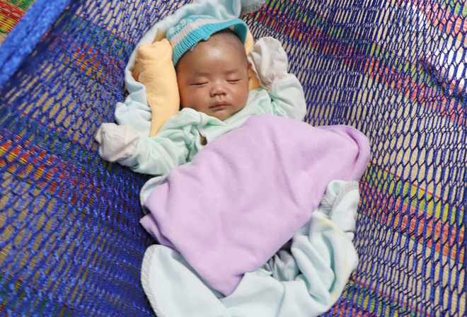 Vợ mất sau khi sinh, chồng chết lặng ôm 4 đứa con khờ dại: 'Mẹ con không về nữa đâu' - 1 Vợ mất sau khi sinh, chồng chết lặng ôm 4 đứa con khờ dại: 'Mẹ con không về nữa đâu' - 1