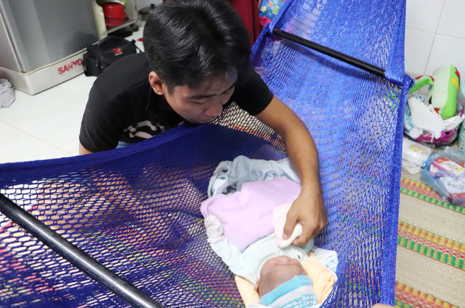Vợ mất sau khi sinh, chồng chết lặng ôm 4 đứa con khờ dại: 'Mẹ con không về nữa đâu' - 17 Vợ mất sau khi sinh, chồng chết lặng ôm 4 đứa con khờ dại: 'Mẹ con không về nữa đâu' - 17