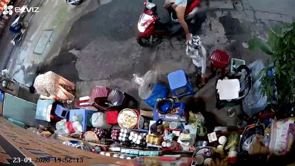 Công an vào cuộc truy bắt người phụ nữ xúi giục con nhỏ trộm túi tiền của bà cụ bán hàng ở vỉa hè Công an vào cuộc truy bắt người phụ nữ xúi giục con nhỏ trộm túi tiền của bà cụ bán hàng ở vỉa hè