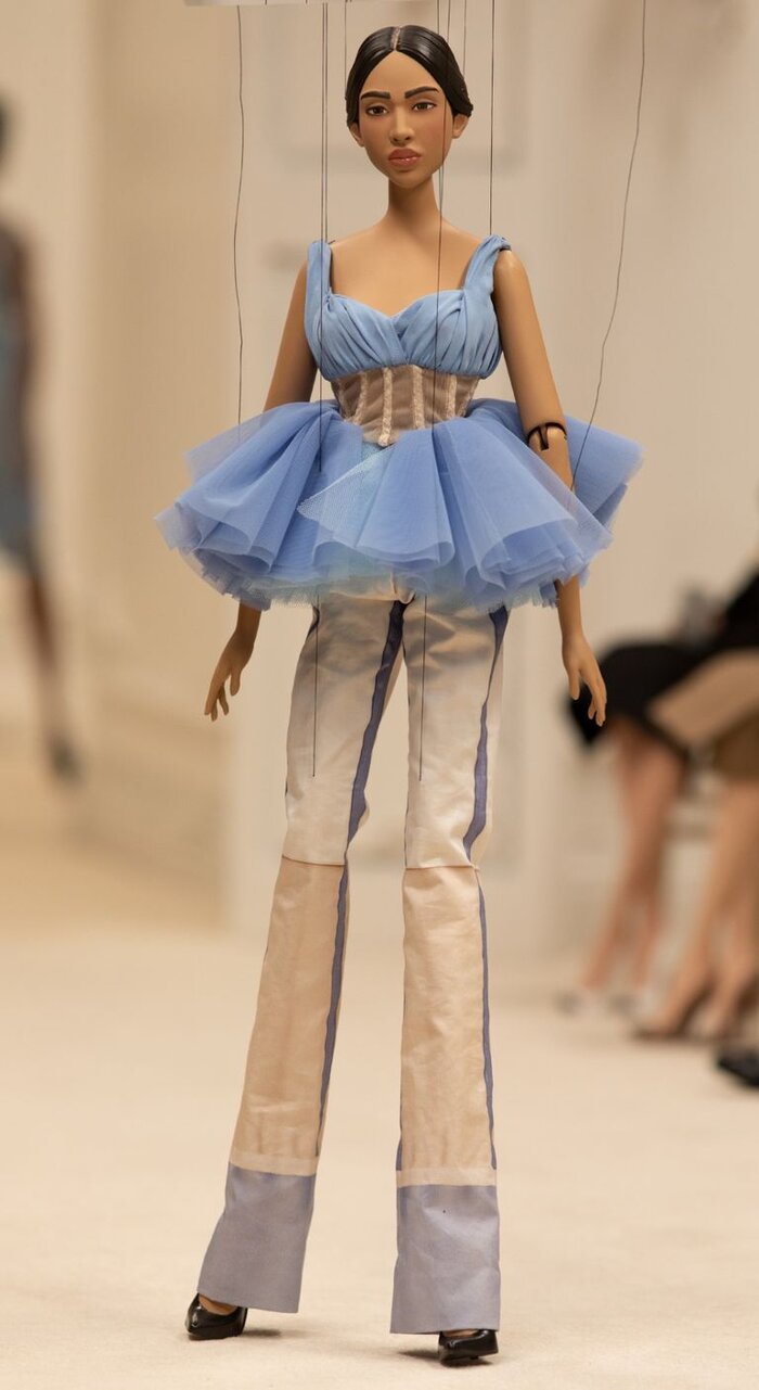 Vì Covid-19, Moschino dùng búp bê múa rối thay người mẫu - 1 Vì Covid-19, Moschino dùng búp bê múa rối thay người mẫu - 1