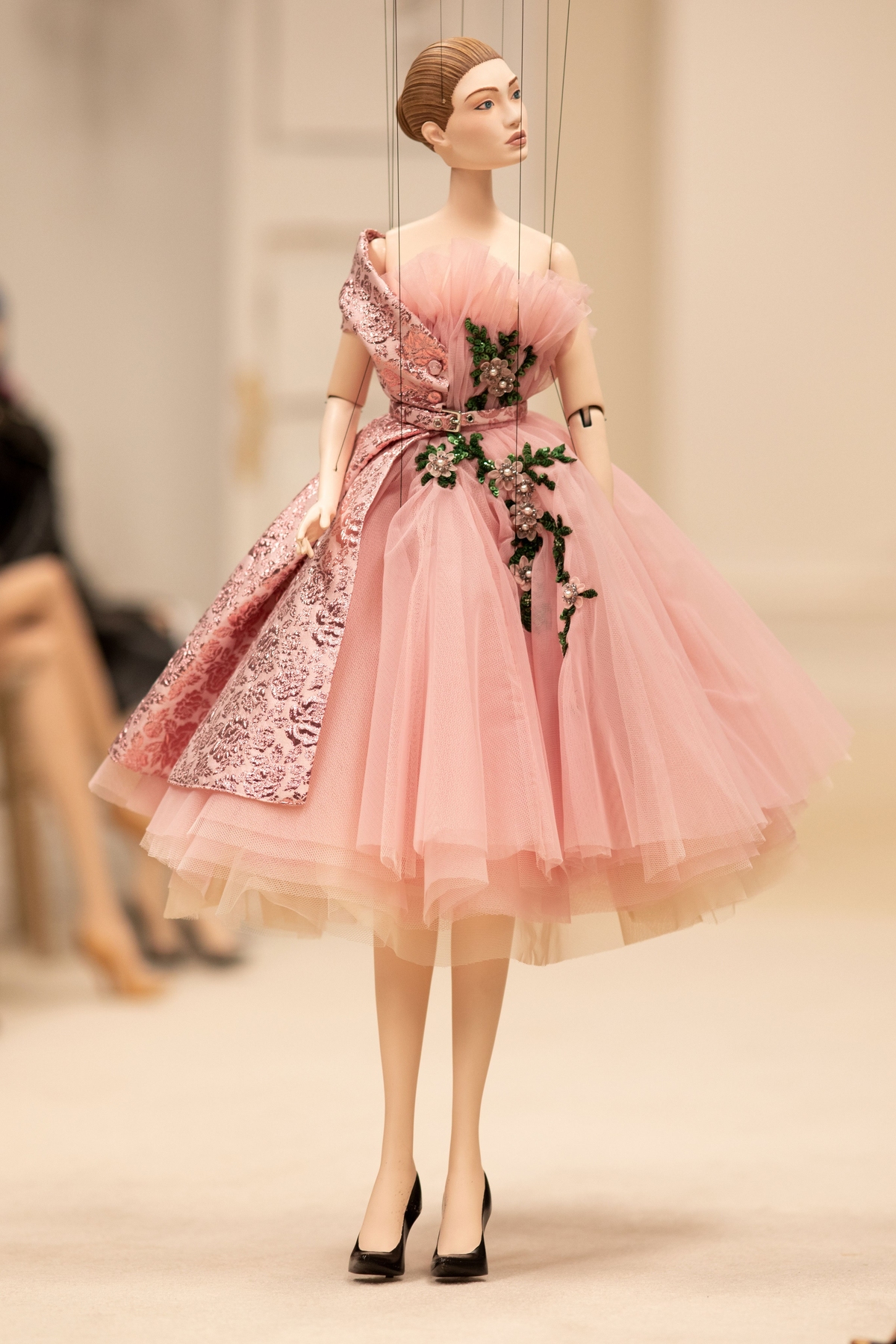 Vì Covid-19, Moschino dùng búp bê múa rối thay người mẫu - 5 Vì Covid-19, Moschino dùng búp bê múa rối thay người mẫu - 5