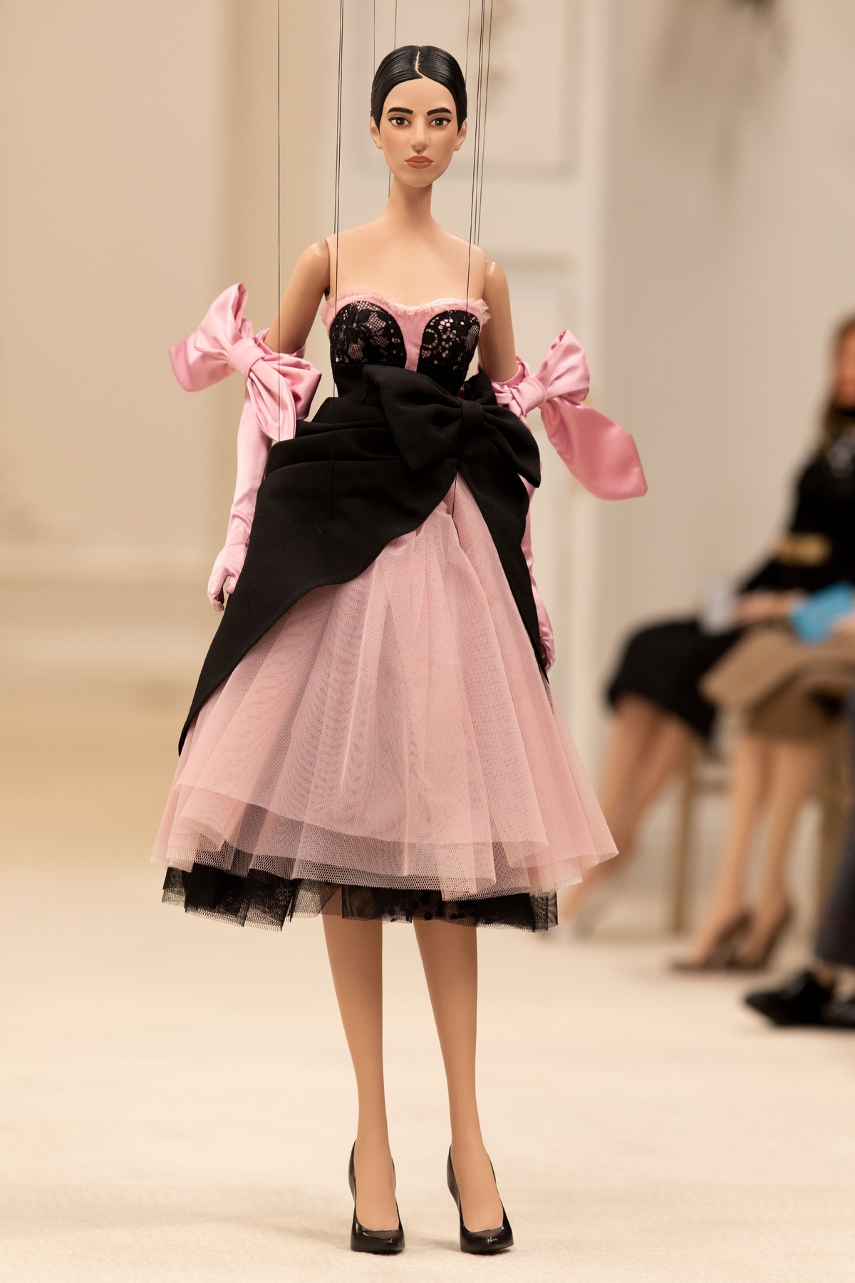 Vì Covid-19, Moschino dùng búp bê múa rối thay người mẫu - 6 Vì Covid-19, Moschino dùng búp bê múa rối thay người mẫu - 6