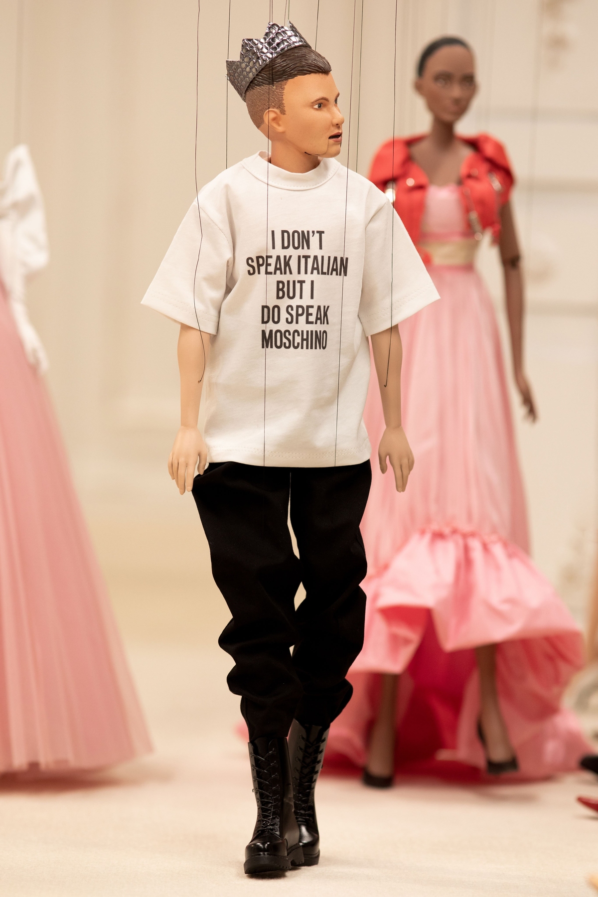 Vì Covid-19, Moschino dùng búp bê múa rối thay người mẫu - 9 Vì Covid-19, Moschino dùng búp bê múa rối thay người mẫu - 9