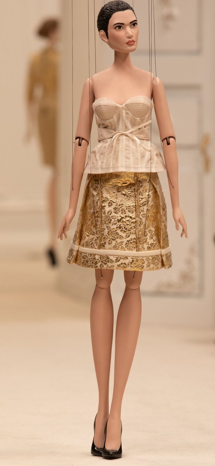 Vì Covid-19, Moschino dùng búp bê múa rối thay người mẫu Vì Covid-19, Moschino dùng búp bê múa rối thay người mẫu