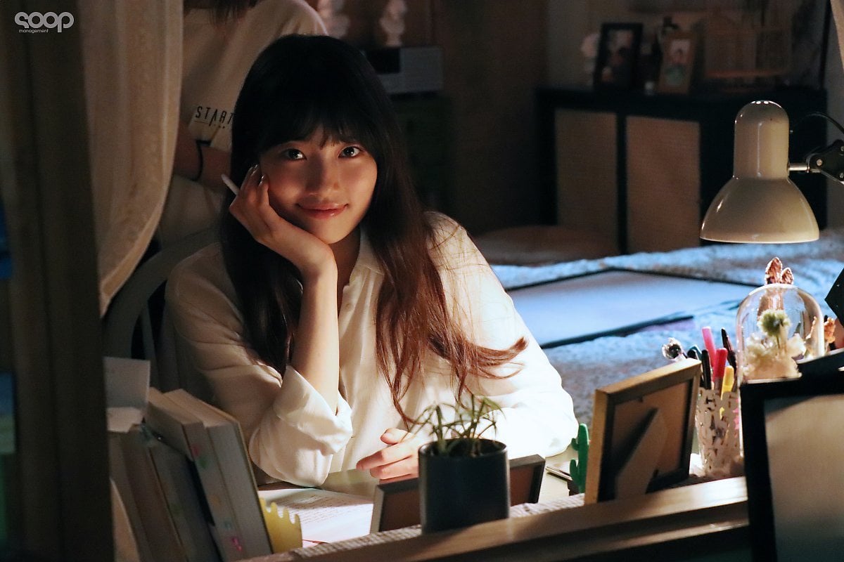 Suzy gây sốt với nhan sắc trẻ trung như học sinh trong loạt ảnh hậu trường phim mới - 4 Suzy gây sốt với nhan sắc trẻ trung như học sinh trong loạt ảnh hậu trường phim mới - 4