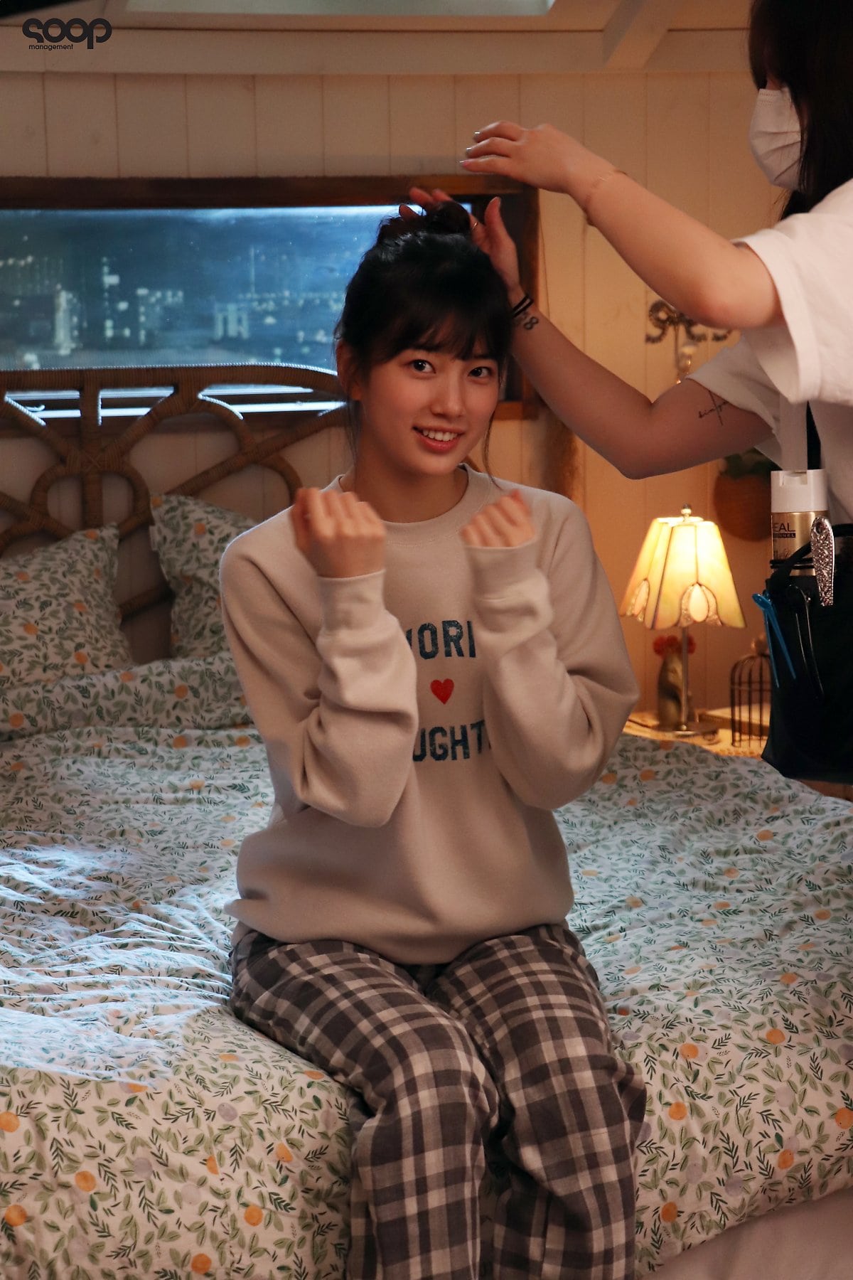 Suzy gây sốt với nhan sắc trẻ trung như học sinh trong loạt ảnh hậu trường phim mới - 3 Suzy gây sốt với nhan sắc trẻ trung như học sinh trong loạt ảnh hậu trường phim mới - 3