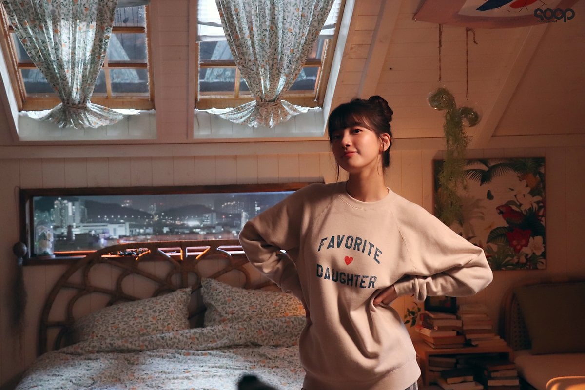 Suzy gây sốt với nhan sắc trẻ trung như học sinh trong loạt ảnh hậu trường phim mới - 2 Suzy gây sốt với nhan sắc trẻ trung như học sinh trong loạt ảnh hậu trường phim mới - 2