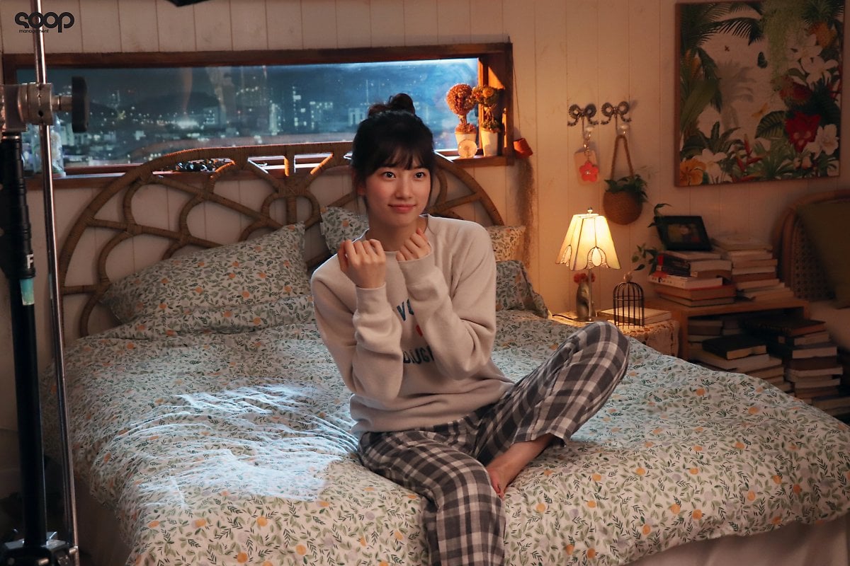 Suzy gây sốt với nhan sắc trẻ trung như học sinh trong loạt ảnh hậu trường phim mới - 1 Suzy gây sốt với nhan sắc trẻ trung như học sinh trong loạt ảnh hậu trường phim mới - 1