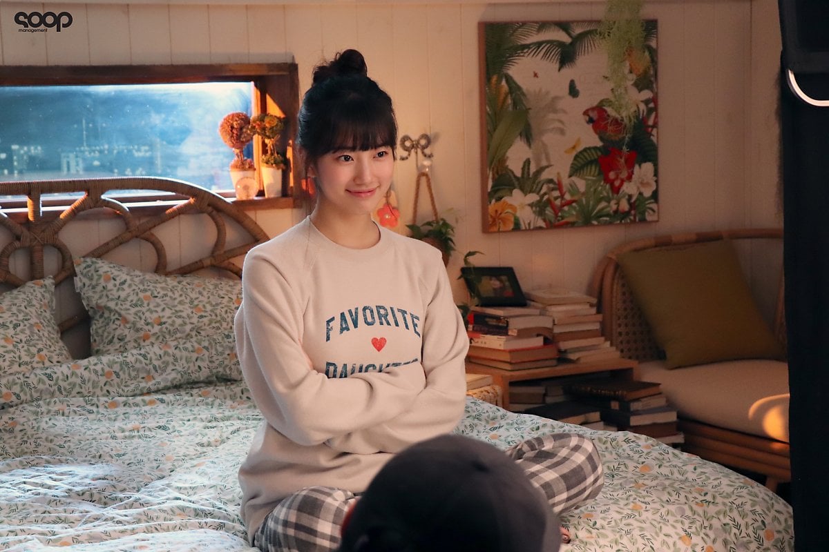 Suzy gây sốt với nhan sắc trẻ trung như học sinh trong loạt ảnh hậu trường phim mới Suzy gây sốt với nhan sắc trẻ trung như học sinh trong loạt ảnh hậu trường phim mới