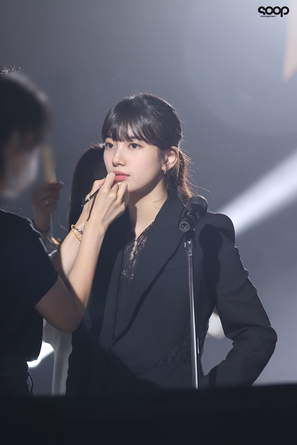 Suzy gây sốt với nhan sắc trẻ trung như học sinh trong loạt ảnh hậu trường phim mới - 7 Suzy gây sốt với nhan sắc trẻ trung như học sinh trong loạt ảnh hậu trường phim mới - 7
