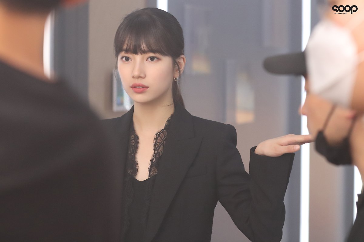 Suzy gây sốt với nhan sắc trẻ trung như học sinh trong loạt ảnh hậu trường phim mới - 6 Suzy gây sốt với nhan sắc trẻ trung như học sinh trong loạt ảnh hậu trường phim mới - 6