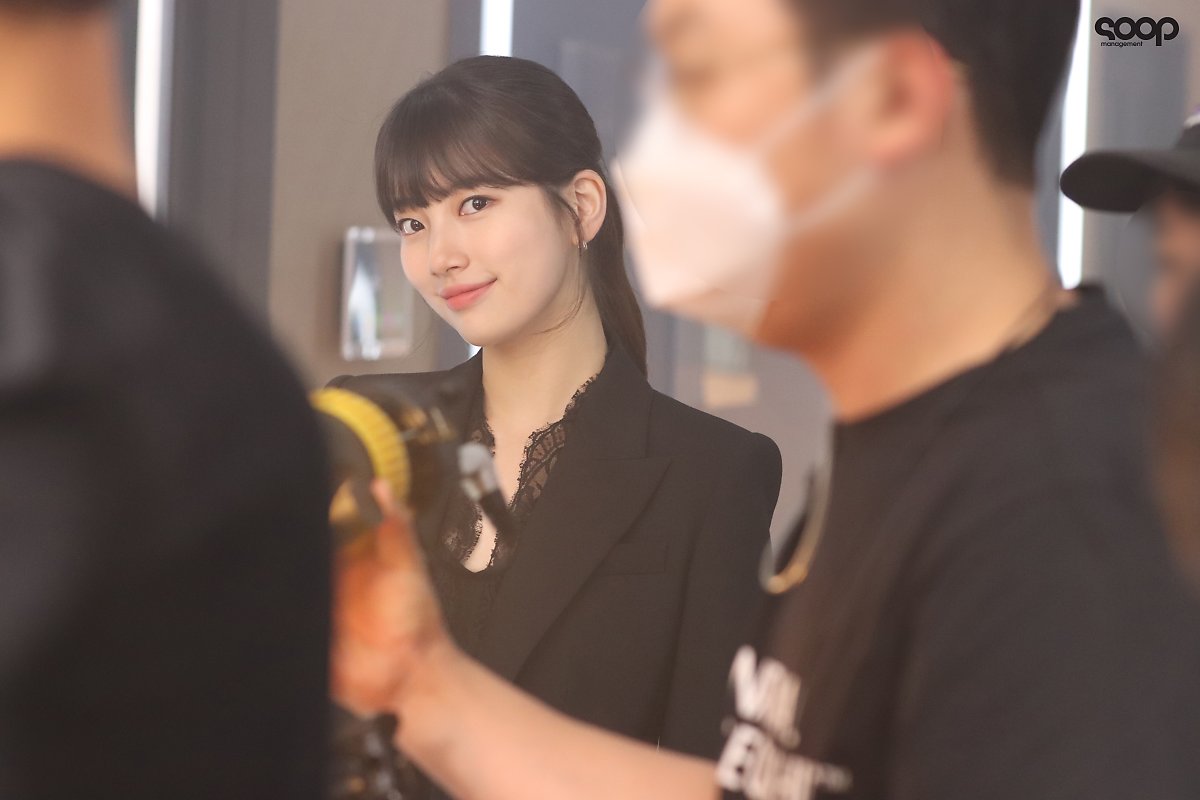Suzy gây sốt với nhan sắc trẻ trung như học sinh trong loạt ảnh hậu trường phim mới - 8 Suzy gây sốt với nhan sắc trẻ trung như học sinh trong loạt ảnh hậu trường phim mới - 8