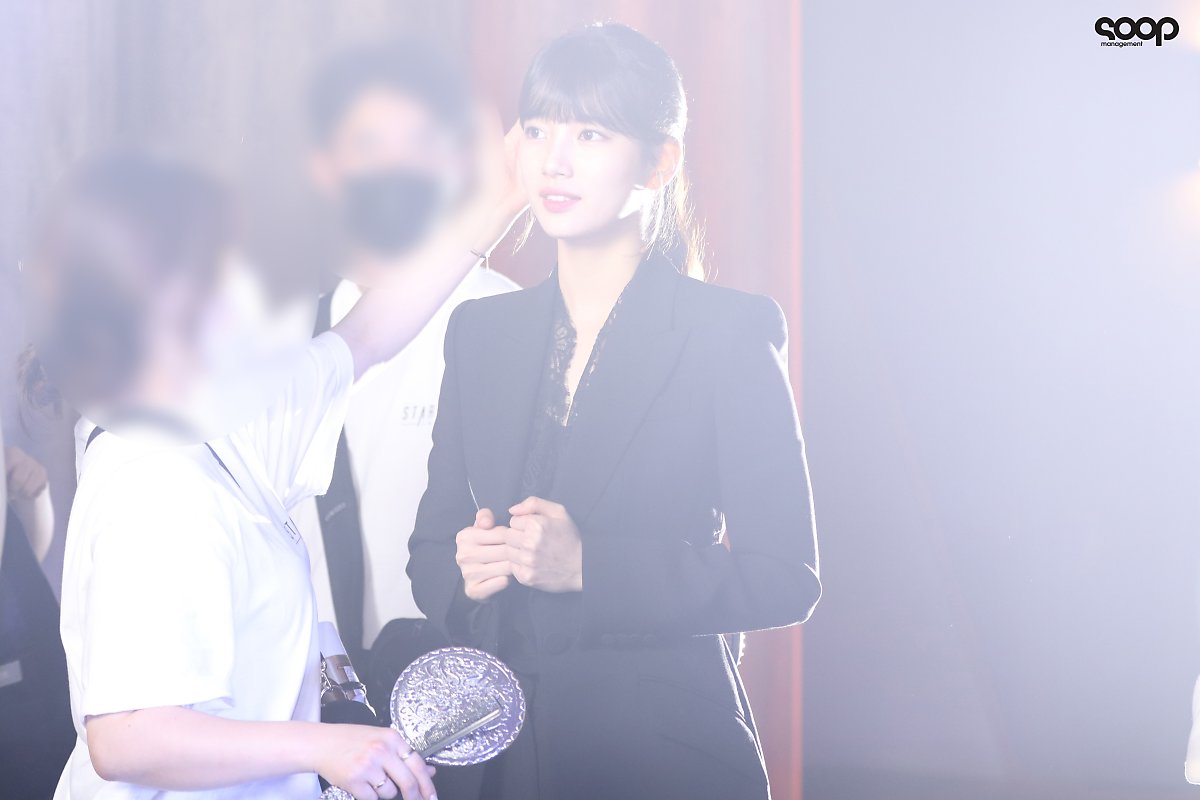 Suzy gây sốt với nhan sắc trẻ trung như học sinh trong loạt ảnh hậu trường phim mới - 9 Suzy gây sốt với nhan sắc trẻ trung như học sinh trong loạt ảnh hậu trường phim mới - 9