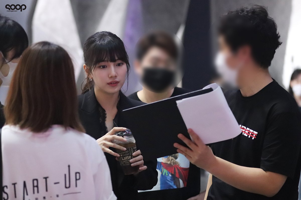 Suzy gây sốt với nhan sắc trẻ trung như học sinh trong loạt ảnh hậu trường phim mới - 10 Suzy gây sốt với nhan sắc trẻ trung như học sinh trong loạt ảnh hậu trường phim mới - 10