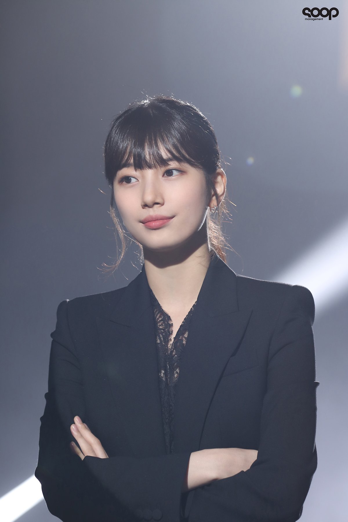 Suzy gây sốt với nhan sắc trẻ trung như học sinh trong loạt ảnh hậu trường phim mới - 5 Suzy gây sốt với nhan sắc trẻ trung như học sinh trong loạt ảnh hậu trường phim mới - 5