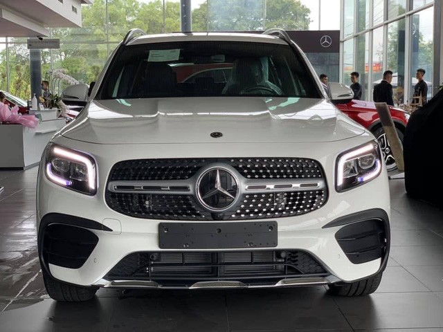 Mercedes-Benz GLB lộ diện ngoài đời thực tại Việt Nam: Dáng vuông vức bề thế, nội thất 'xịn' hơn công bố Mercedes-Benz GLB lộ diện ngoài đời thực tại Việt Nam: Dáng vuông vức bề thế, nội thất 'xịn' hơn công bố