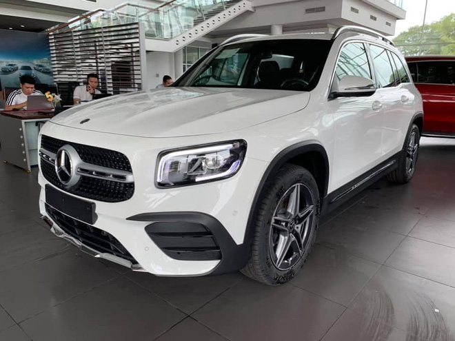 Mercedes-Benz GLB lộ diện ngoài đời thực tại Việt Nam: Dáng vuông vức bề thế, nội thất 'xịn' hơn công bố - 1 Mercedes-Benz GLB lộ diện ngoài đời thực tại Việt Nam: Dáng vuông vức bề thế, nội thất 'xịn' hơn công bố - 1