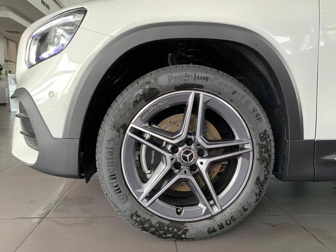 Mercedes-Benz GLB lộ diện ngoài đời thực tại Việt Nam: Dáng vuông vức bề thế, nội thất 'xịn' hơn công bố - 5 Mercedes-Benz GLB lộ diện ngoài đời thực tại Việt Nam: Dáng vuông vức bề thế, nội thất 'xịn' hơn công bố - 5