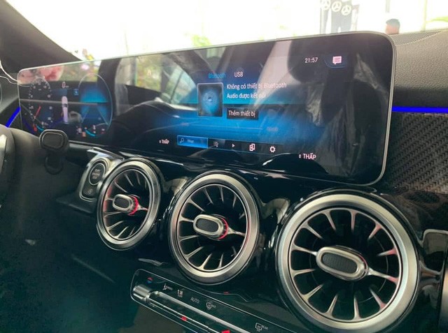 Mercedes-Benz GLB lộ diện ngoài đời thực tại Việt Nam: Dáng vuông vức bề thế, nội thất 'xịn' hơn công bố - 6 Mercedes-Benz GLB lộ diện ngoài đời thực tại Việt Nam: Dáng vuông vức bề thế, nội thất 'xịn' hơn công bố - 6
