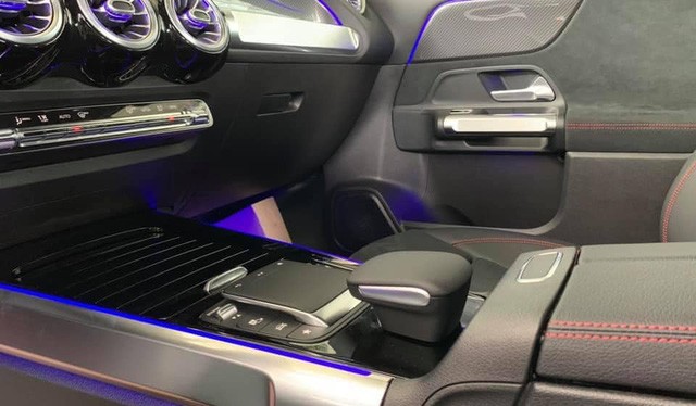 Mercedes-Benz GLB lộ diện ngoài đời thực tại Việt Nam: Dáng vuông vức bề thế, nội thất 'xịn' hơn công bố - 7 Mercedes-Benz GLB lộ diện ngoài đời thực tại Việt Nam: Dáng vuông vức bề thế, nội thất 'xịn' hơn công bố - 7