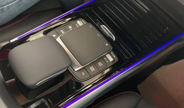 Mercedes-Benz GLB lộ diện ngoài đời thực tại Việt Nam: Dáng vuông vức bề thế, nội thất 'xịn' hơn công bố - 8 Mercedes-Benz GLB lộ diện ngoài đời thực tại Việt Nam: Dáng vuông vức bề thế, nội thất 'xịn' hơn công bố - 8