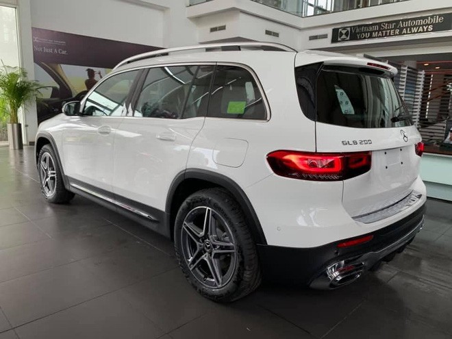 Mercedes-Benz GLB lộ diện ngoài đời thực tại Việt Nam: Dáng vuông vức bề thế, nội thất 'xịn' hơn công bố - 2 Mercedes-Benz GLB lộ diện ngoài đời thực tại Việt Nam: Dáng vuông vức bề thế, nội thất 'xịn' hơn công bố - 2