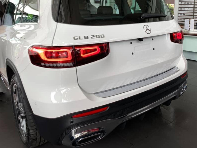 Mercedes-Benz GLB lộ diện ngoài đời thực tại Việt Nam: Dáng vuông vức bề thế, nội thất 'xịn' hơn công bố - 4 Mercedes-Benz GLB lộ diện ngoài đời thực tại Việt Nam: Dáng vuông vức bề thế, nội thất 'xịn' hơn công bố - 4