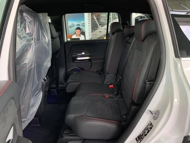 Mercedes-Benz GLB lộ diện ngoài đời thực tại Việt Nam: Dáng vuông vức bề thế, nội thất 'xịn' hơn công bố - 11 Mercedes-Benz GLB lộ diện ngoài đời thực tại Việt Nam: Dáng vuông vức bề thế, nội thất 'xịn' hơn công bố - 11