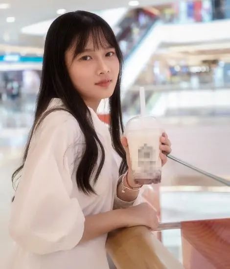 Cô gái 26 tuổi lên cơn đau tim đột ngột rồi qua đời, bác sĩ nói nguyên nhân do thứ nước cô hay uống hàng ngày Cô gái 26 tuổi lên cơn đau tim đột ngột rồi qua đời, bác sĩ nói nguyên nhân do thứ nước cô hay uống hàng ngày