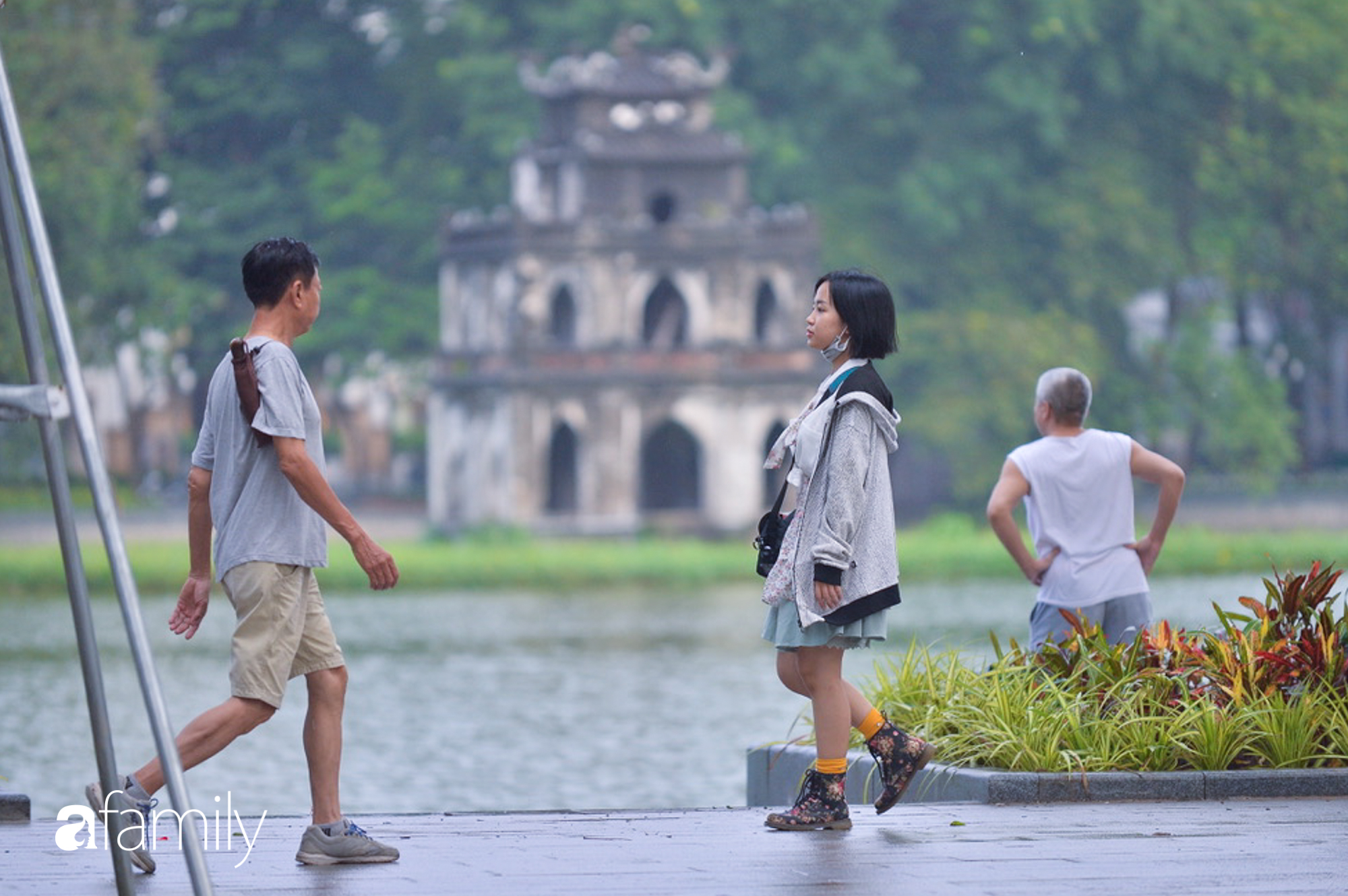 Ảnh: Người dân Hà Nội mặc áo khoác, co ro đi làm trong mưa lạnh sáng đầu tuần - 3 Ảnh: Người dân Hà Nội mặc áo khoác, co ro đi làm trong mưa lạnh sáng đầu tuần - 3