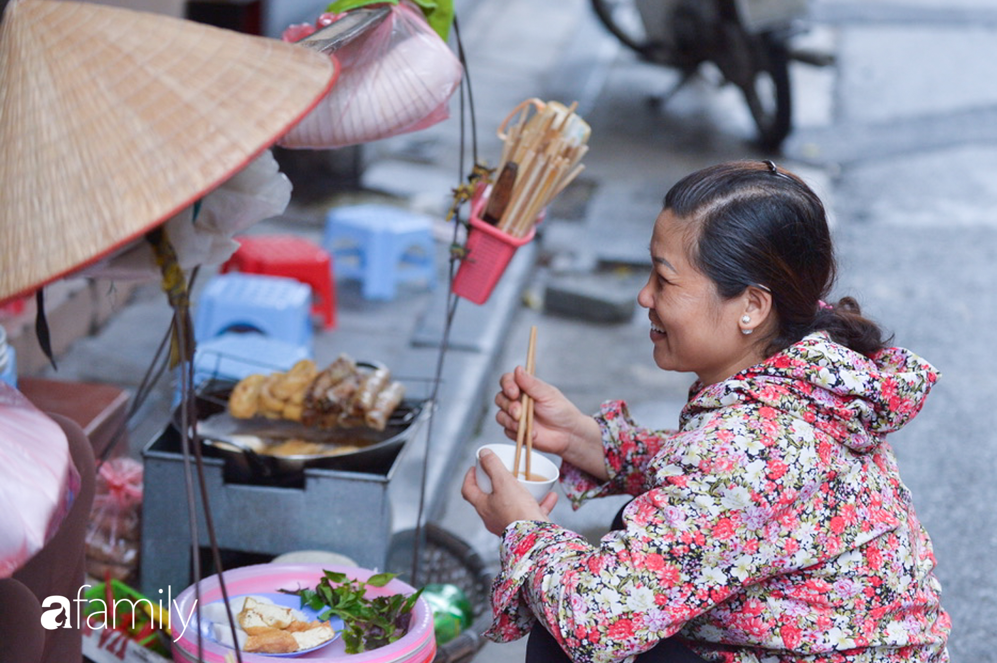 Ảnh: Người dân Hà Nội mặc áo khoác, co ro đi làm trong mưa lạnh sáng đầu tuần - 5 Ảnh: Người dân Hà Nội mặc áo khoác, co ro đi làm trong mưa lạnh sáng đầu tuần - 5