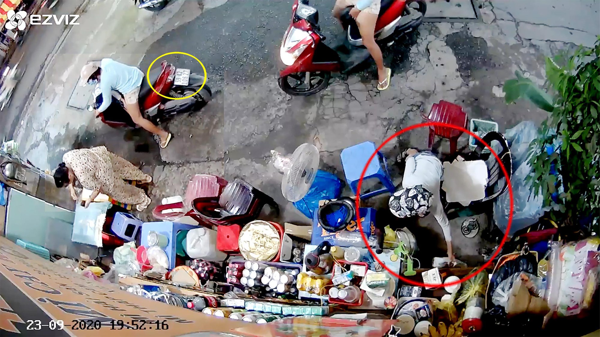 Sốc với màn phối hợp ăn ý như phim điện ảnh, mẹ vờ hỏi mua hàng, chủ quán vừa quay đi con đã vơ luôn túi tiền rồi chạy mất hút - 1 Sốc với màn phối hợp ăn ý như phim điện ảnh, mẹ vờ hỏi mua hàng, chủ quán vừa quay đi con đã vơ luôn túi tiền rồi chạy mất hút - 1